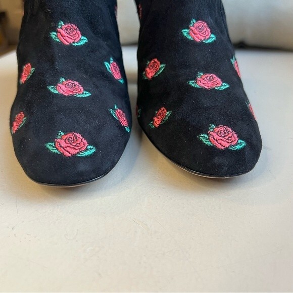 Schutz Black Suede Ankle Boots Booties w/ Embroidered Red Roses & Zip Women’s 6 - Picture 8 of 15